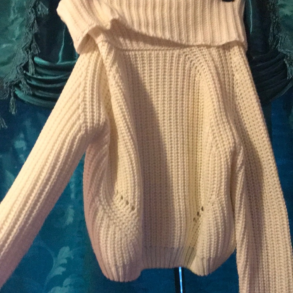 Vintage sweater it’s white and in great shape